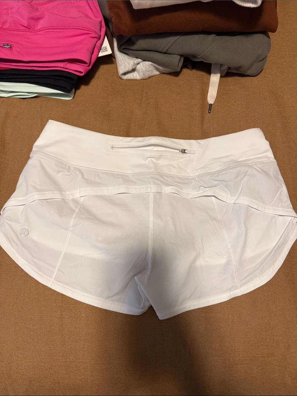 Women’s white Lululemon speed up short 2.5”